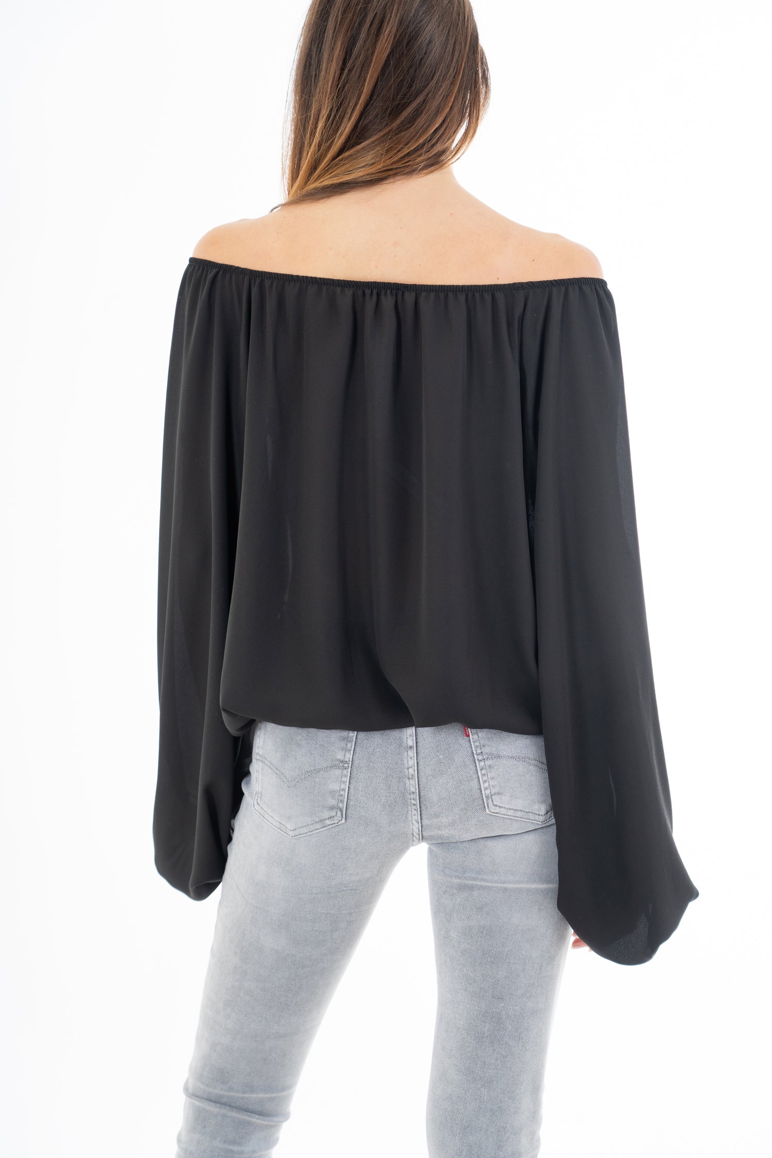 modella indossando Blusa in georgette velata con scollo elasticizzato e manica ampia sblusata colore