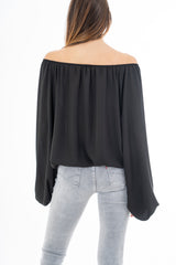 modella indossando Blusa in georgette velata con scollo elasticizzato e manica ampia sblusata colore