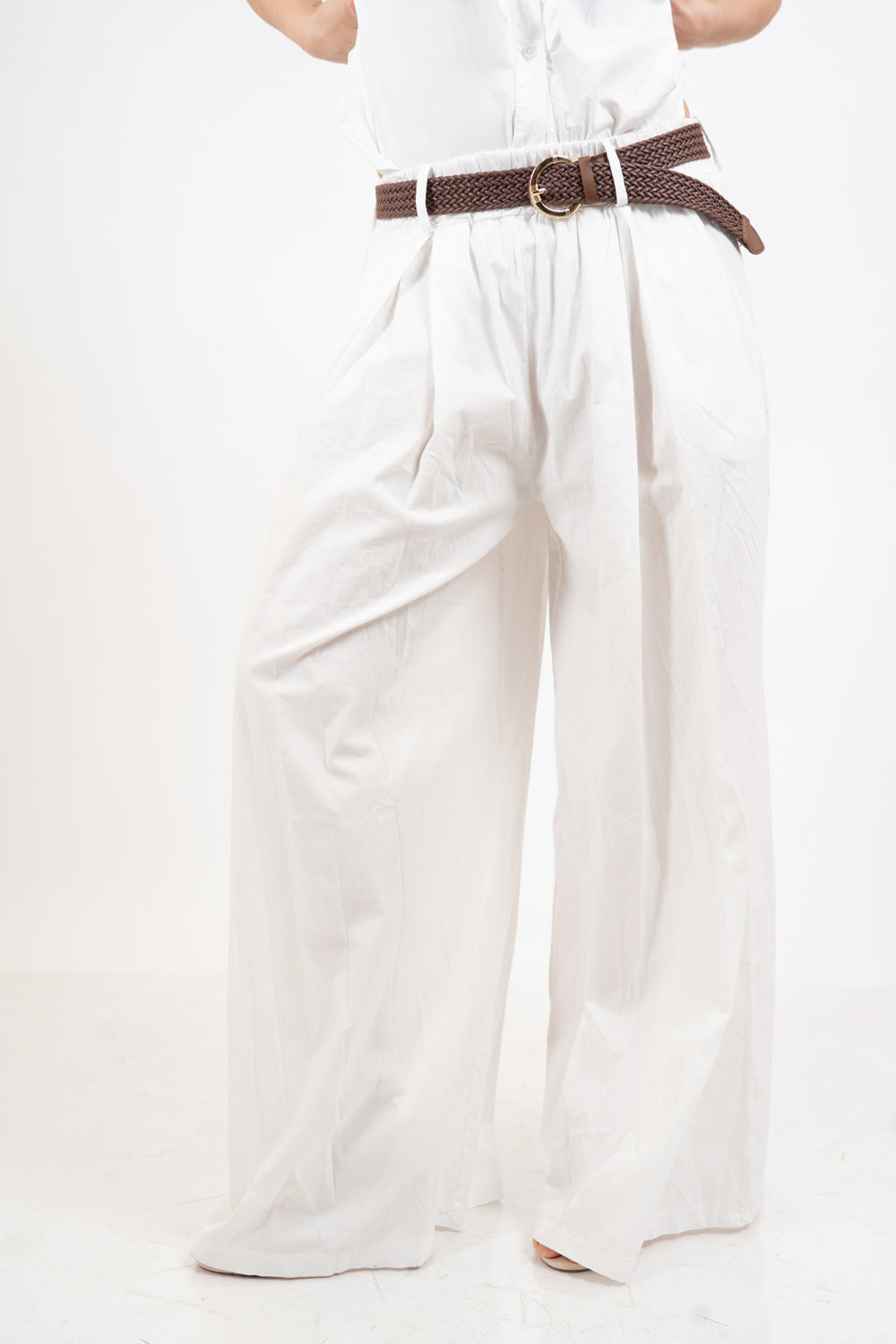 Pantalone wide leg in cotone elasticizzato con cintura intrecciata.