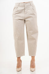 modella indossando Pantalone cropped in cotone beige Made in Italy colore