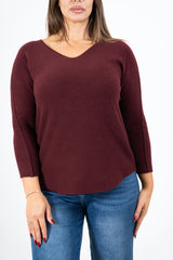 modella indossando Maglia SoftVibe in misto viscosa scollo a V colore Prugna Unica