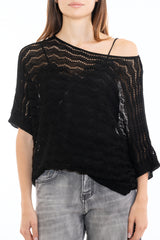 modella indossando Maglia traforata pipistrello a manica al gomito Made in Italy colore Nero Unica