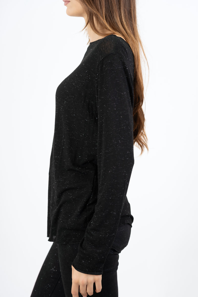 modella indossando Maglia over con scollo ampio in viscosa e cashmere con filo laminato colore