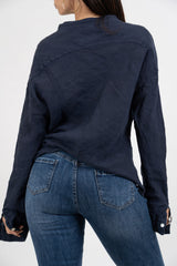 Camicia in lino con collo coreano e spalla scesa.