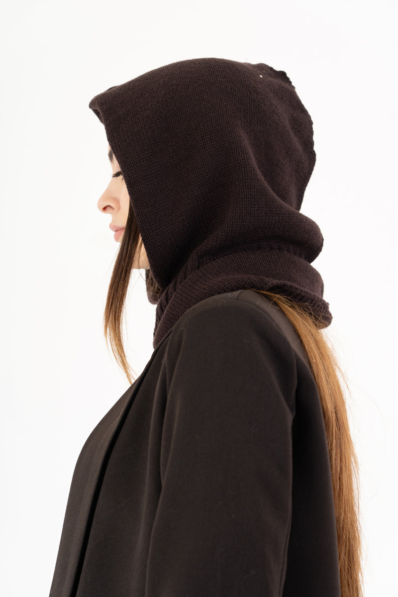 modella indossando Balaclava in maglia morbida Made in Italy colore