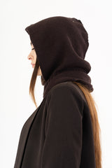 modella indossando Balaclava in maglia morbida Made in Italy colore