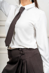 modella indossando Camicia Kensington con cravatta marrone colore