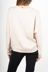 modella indossando Blusa ampia in raso cangiante con scollo a V e maniche a pipistrello colore