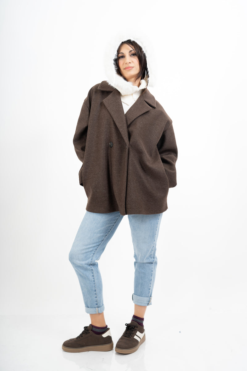 modella indossando Cappuccio KnitFur con bordo in ecopelliccia colore