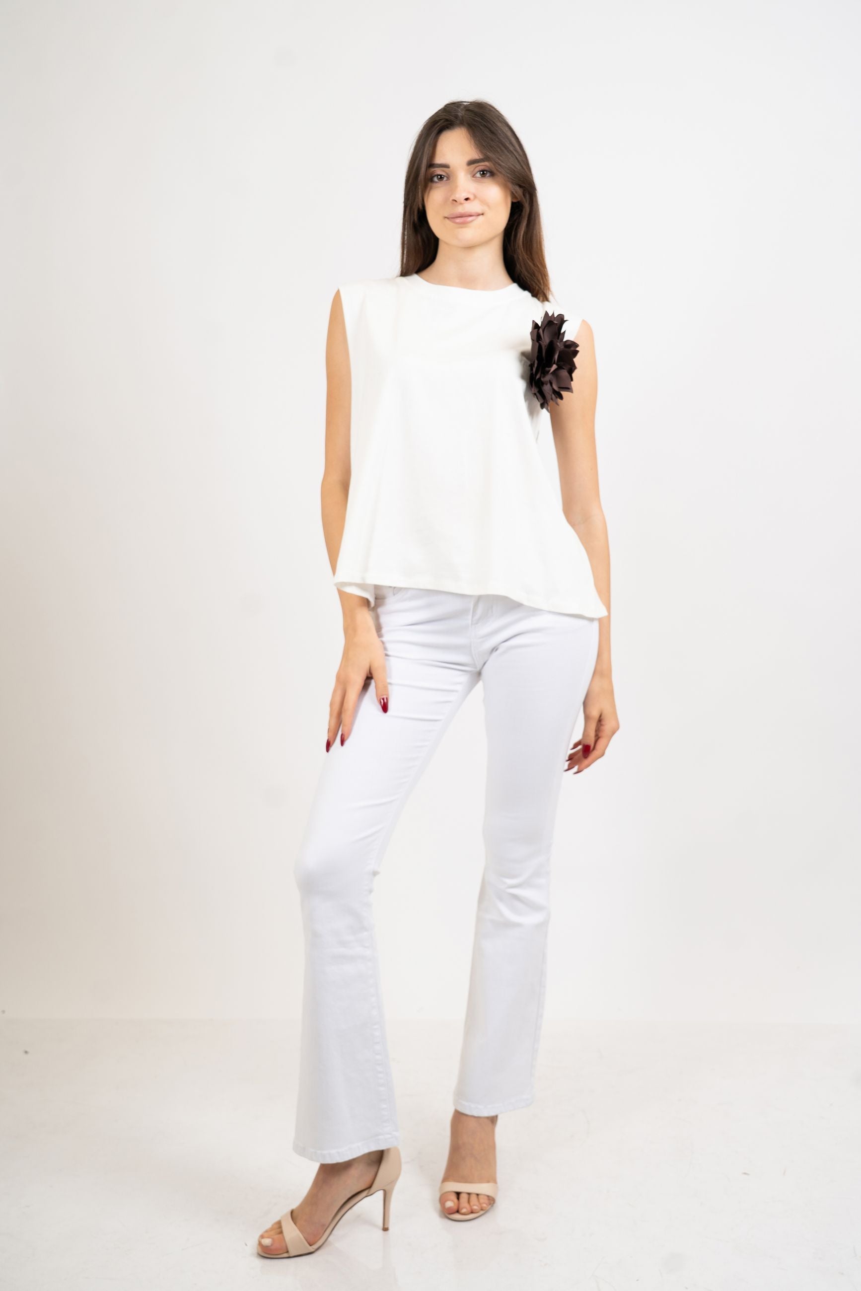 T-shirt smanicata con fiore applicato e schiena cut-out.