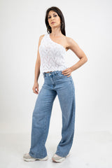 Jeans palazzo a vita bassa in denim lavaggio medio con gamba ampia.