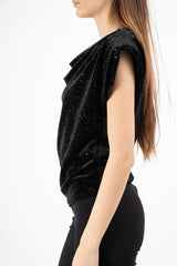 modella indossando Top velluto elasticizzato con scollo morbido e punti luce colore