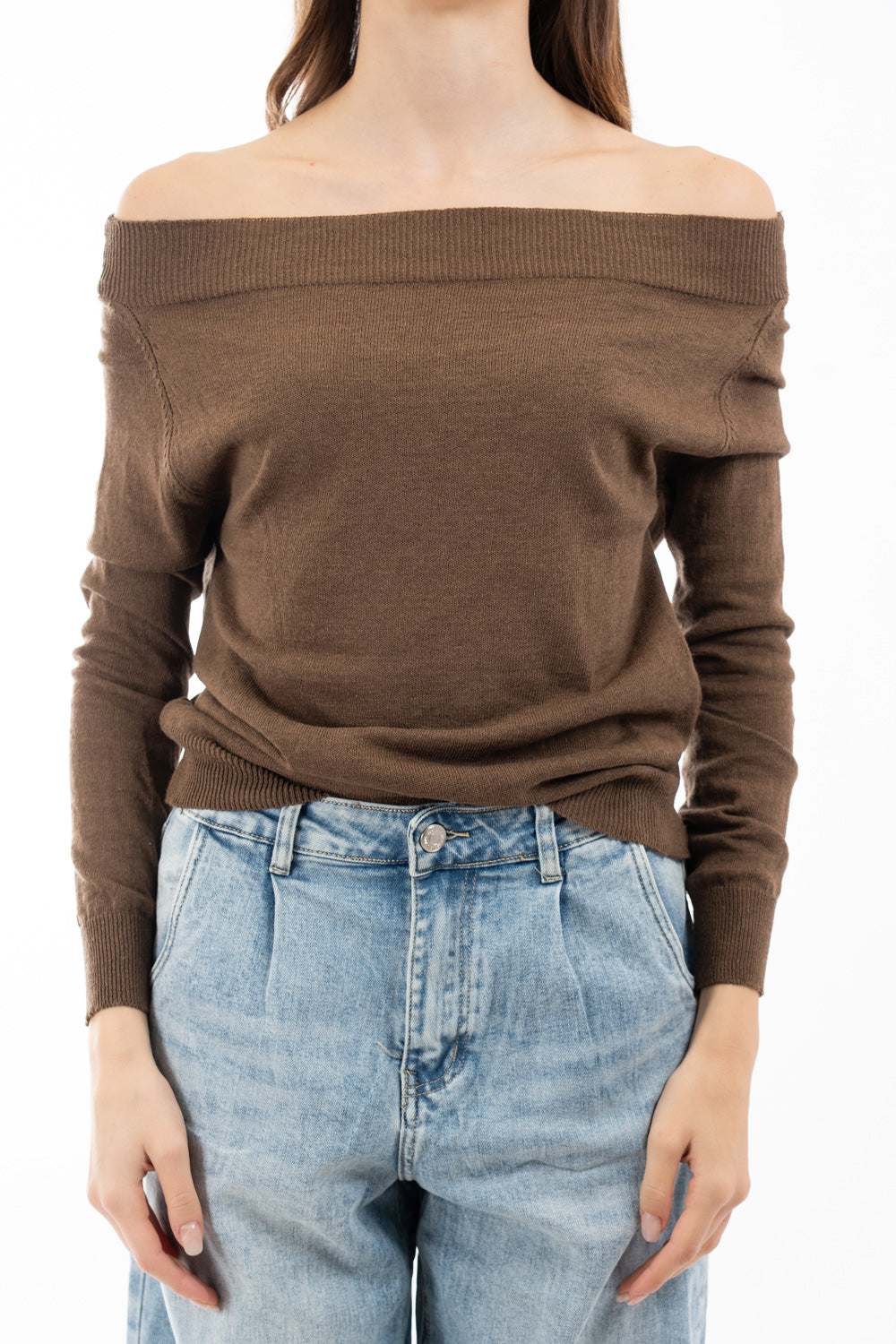 modella indossando Maglia in filato leggero con scollo morbido e collo a costina colore Marrone Unica