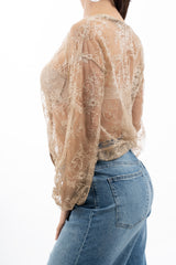 modella indossando Cardigan in pizzo floreale trasparente con scollo V colore
