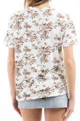 modella indossando T-shirt in cotone elasticizzato con stampa floreale e vestibilità morbida colore
