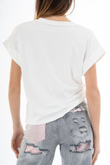 modella indossando T-shirt in cotone elasticizzato con taschino gioiello in strass colore