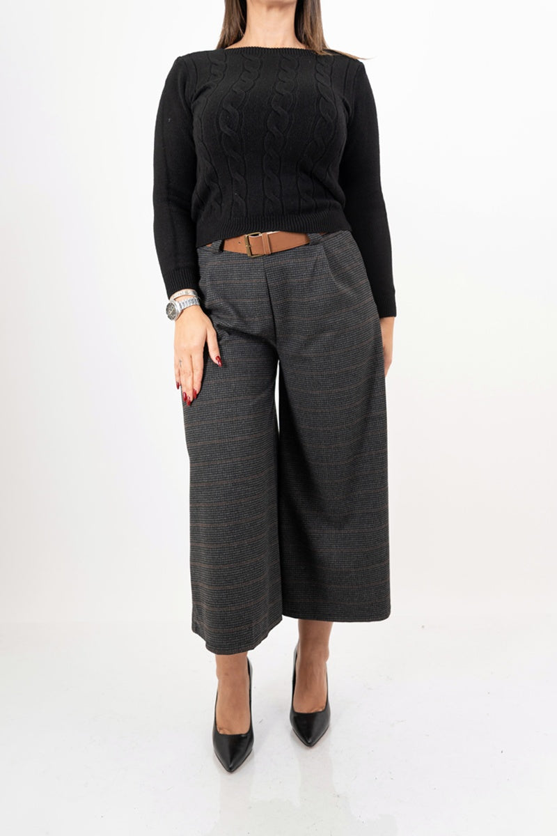 modella indossando Maglia basic a manica raglan in filato misto viscosa colore