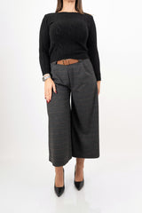 modella indossando Maglia basic a manica raglan in filato misto viscosa colore