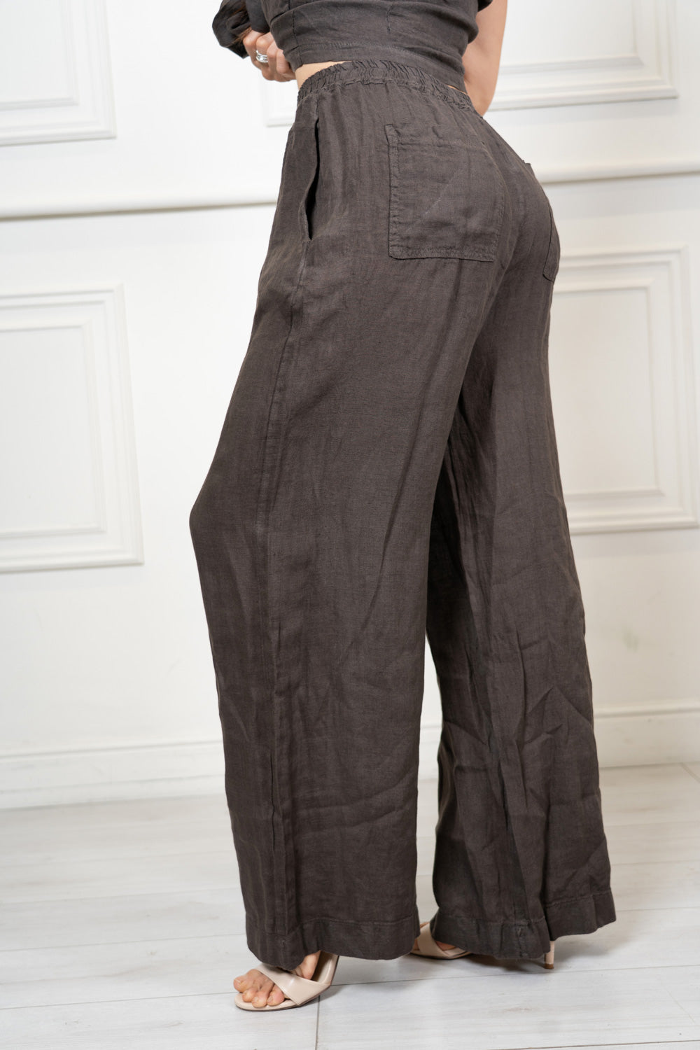 Pantalone a palazzo in puro lino con tasche.