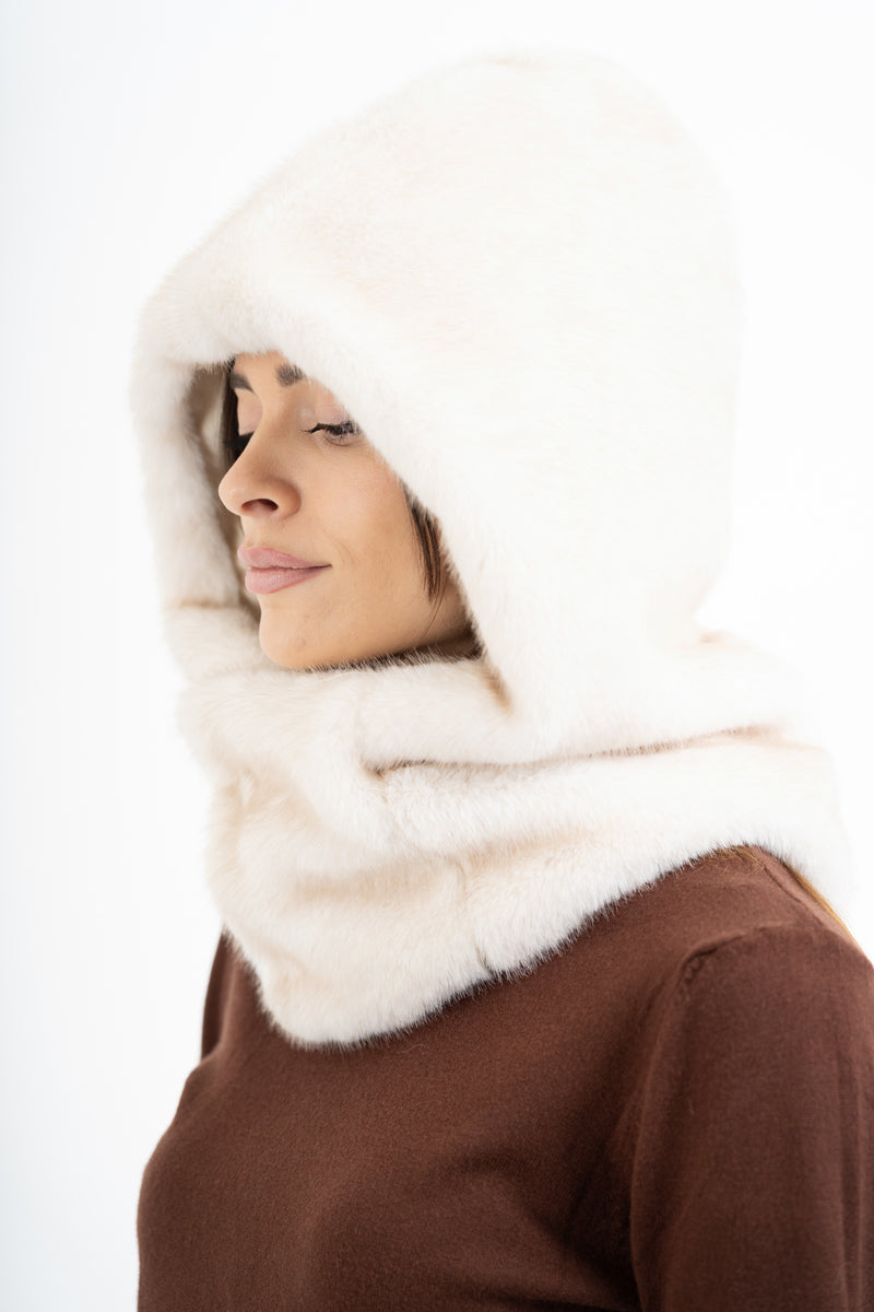 modella indossando Cappuccio scaldacollo in pelliccia sintetica ultra soft colore