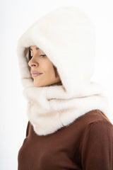 modella indossando Cappuccio scaldacollo in pelliccia sintetica ultra soft colore