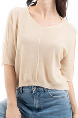 modella indossando Maglia ampia in viscosa con lurex e fondo elasticizzato colore Oro Unica