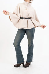 modella indossando Mantella GoldBelt con collo alto e cintura colore