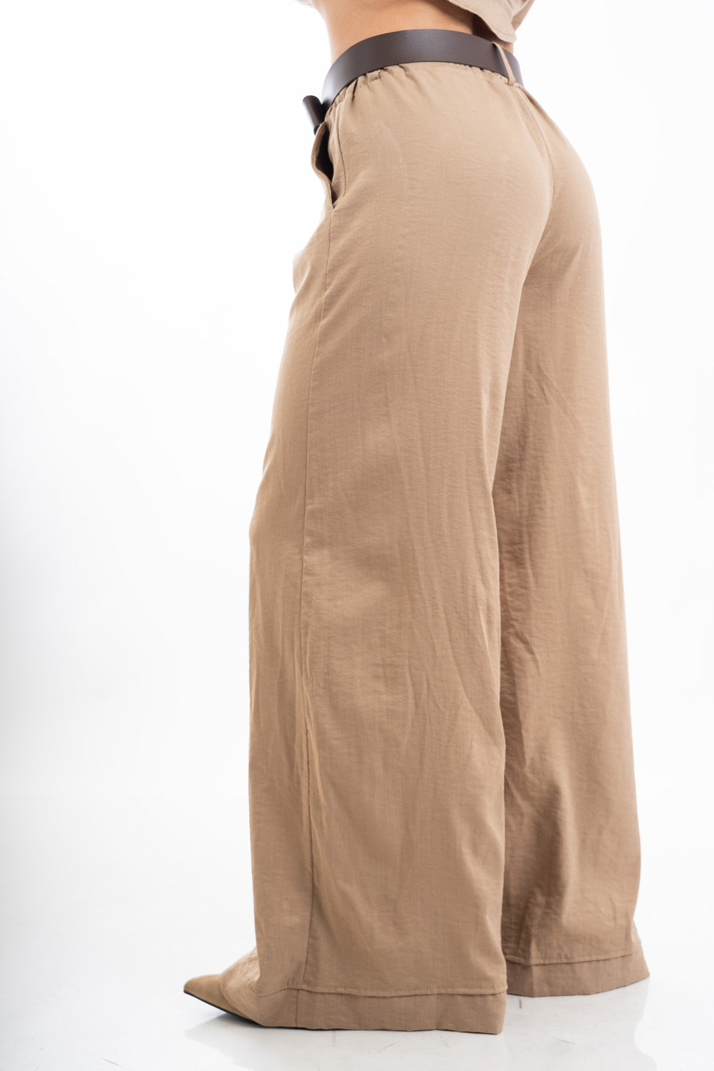 modella indossando Pantalone palazzo con elastico in vita, tasche e cintura inclusa effetto naturale colore