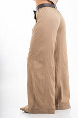 modella indossando Pantalone palazzo con elastico in vita, tasche e cintura inclusa effetto naturale colore