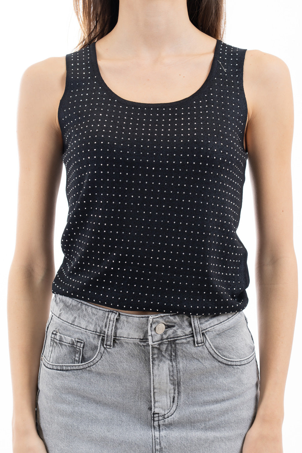 modella indossando Canotta in viscosa con micro strass frontali e finiture minimal colore Nero Unica