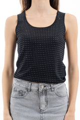 modella indossando Canotta in viscosa con micro strass frontali e finiture minimal colore Nero Unica
