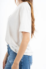 modella indossando T-shirt scritta “Meno male che siete perfette voi” colore