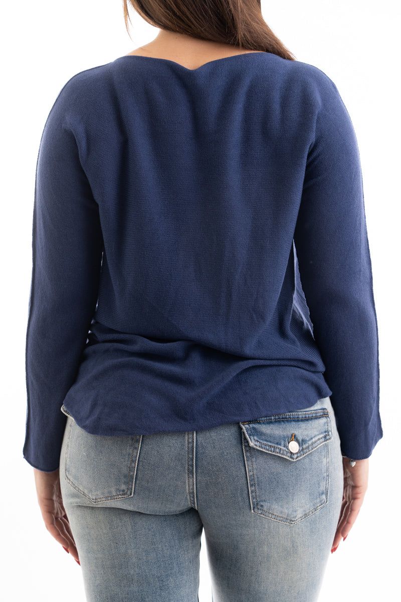 modella indossando Maglia over scollo V in misto viscosa con bordo pulito colore