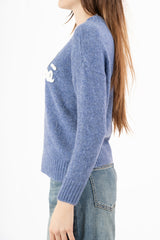 modella indossando Maglione girocollo “No vabbè” in misto lana ricamato colore