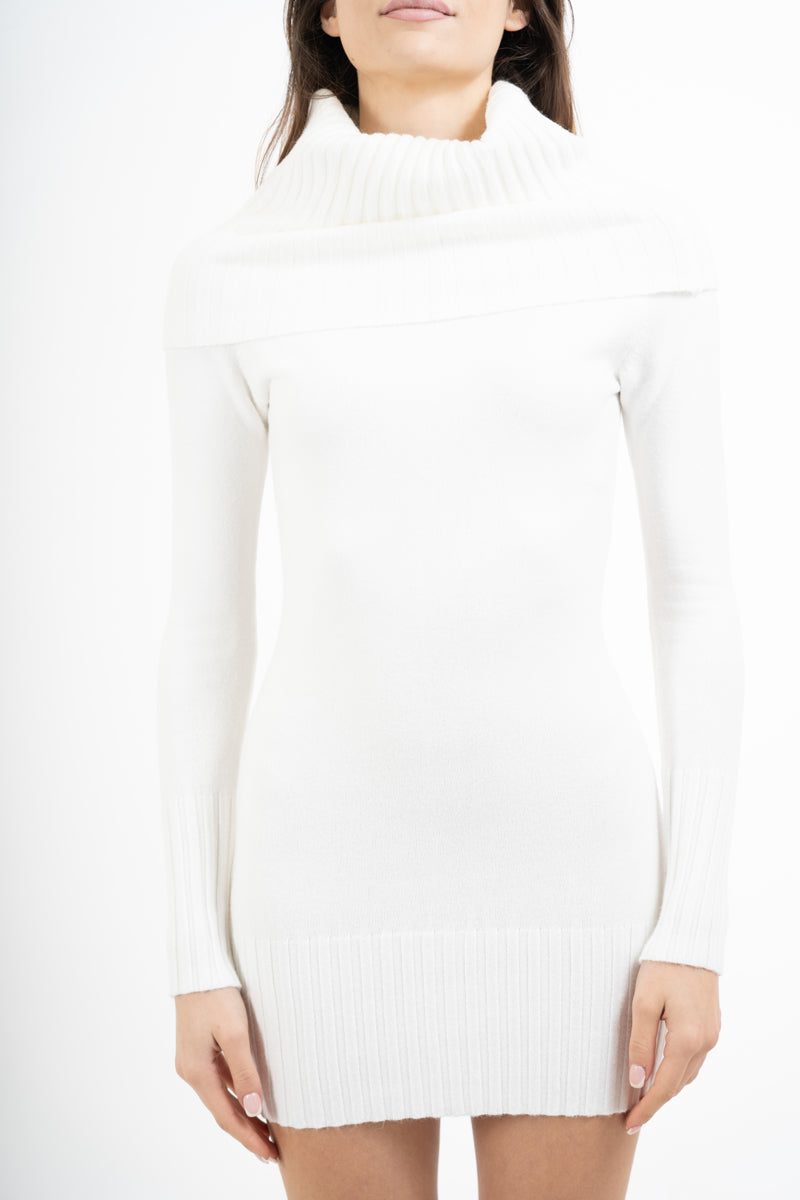 Abito in maglia con collo ampio a coste
