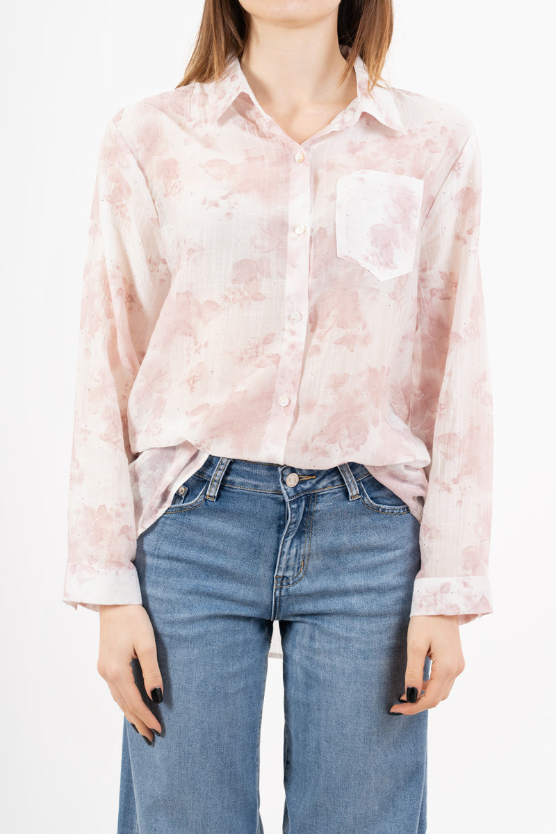 modella indossando Camicia over lunga fiammata a fantasia floreale con micro strass colore Rosa Unica