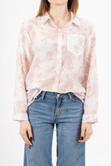 modella indossando Camicia over lunga fiammata a fantasia floreale con micro strass colore Rosa Unica