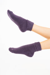 modella indossando Calze corte “Carezza” in filato morbido con bordo risvoltato colore Melanzana Unica