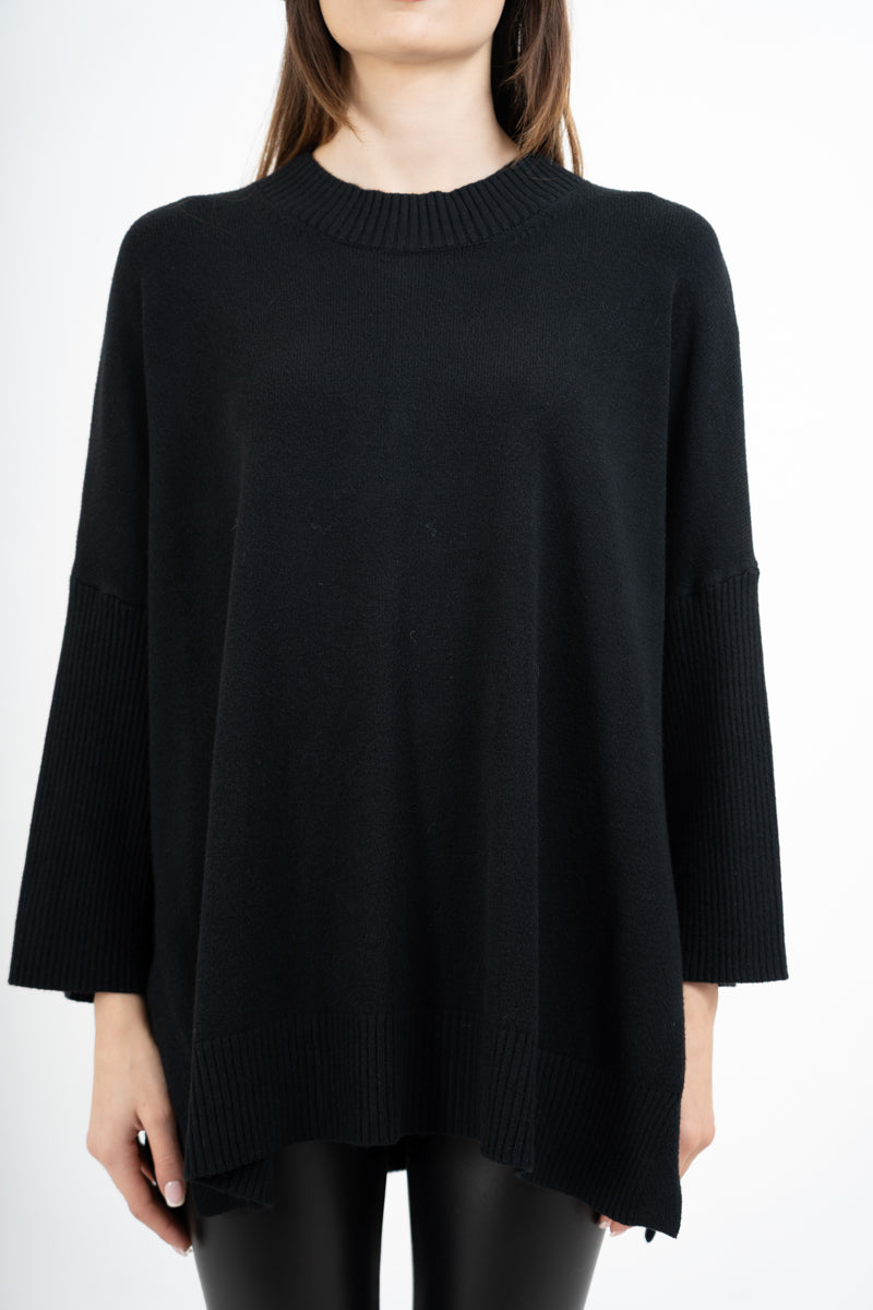 modella indossando Maglia lunga in misto viscosa con bottoni sul retro colore