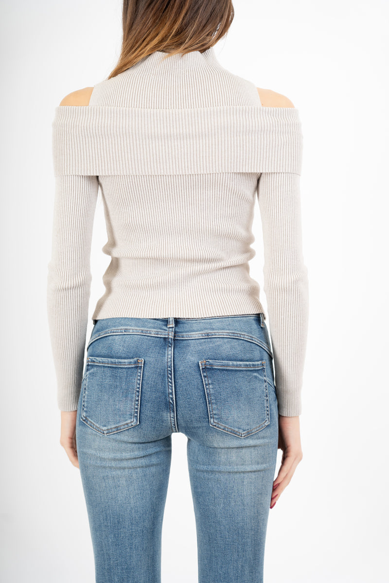 modella indossando Maglia finto twinset a costina con collo alto e spalle scoperte colore