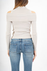 modella indossando Maglia finto twinset a costina con collo alto e spalle scoperte colore