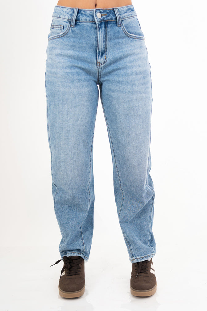 modella indossando Jeans balloon fit in denim – Lavaggio medio colore