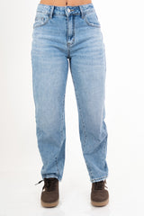 modella indossando Jeans balloon fit in denim – Lavaggio medio colore