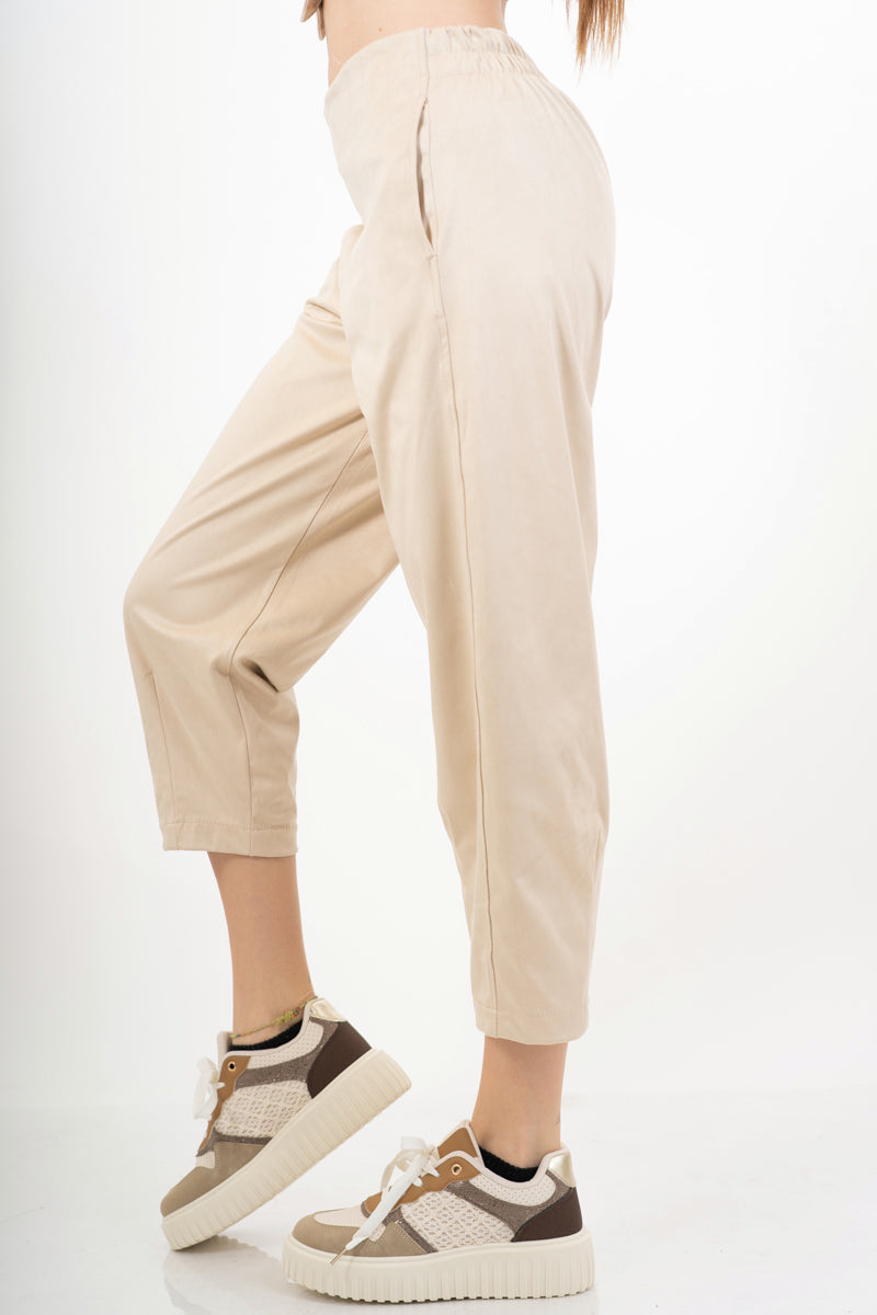 modella indossando Pantalone cropped in tessuto effetto dainetto elasticizzato colore Beige Unica