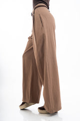 modella indossando Pantalone palazzo in cotone con pinces strutturate e cintura colore