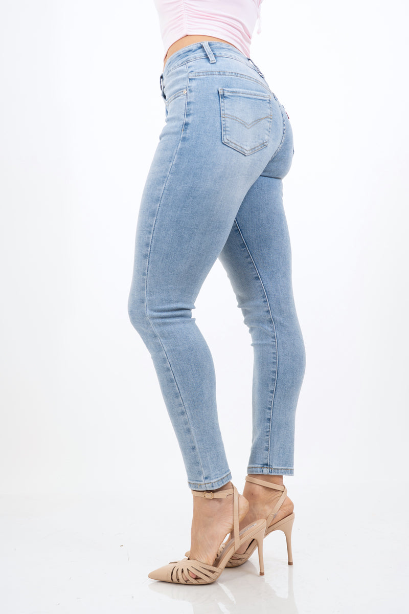 modella indossando Jeans skinny elasticizzato lavaggio chiaro a vita regolare colore