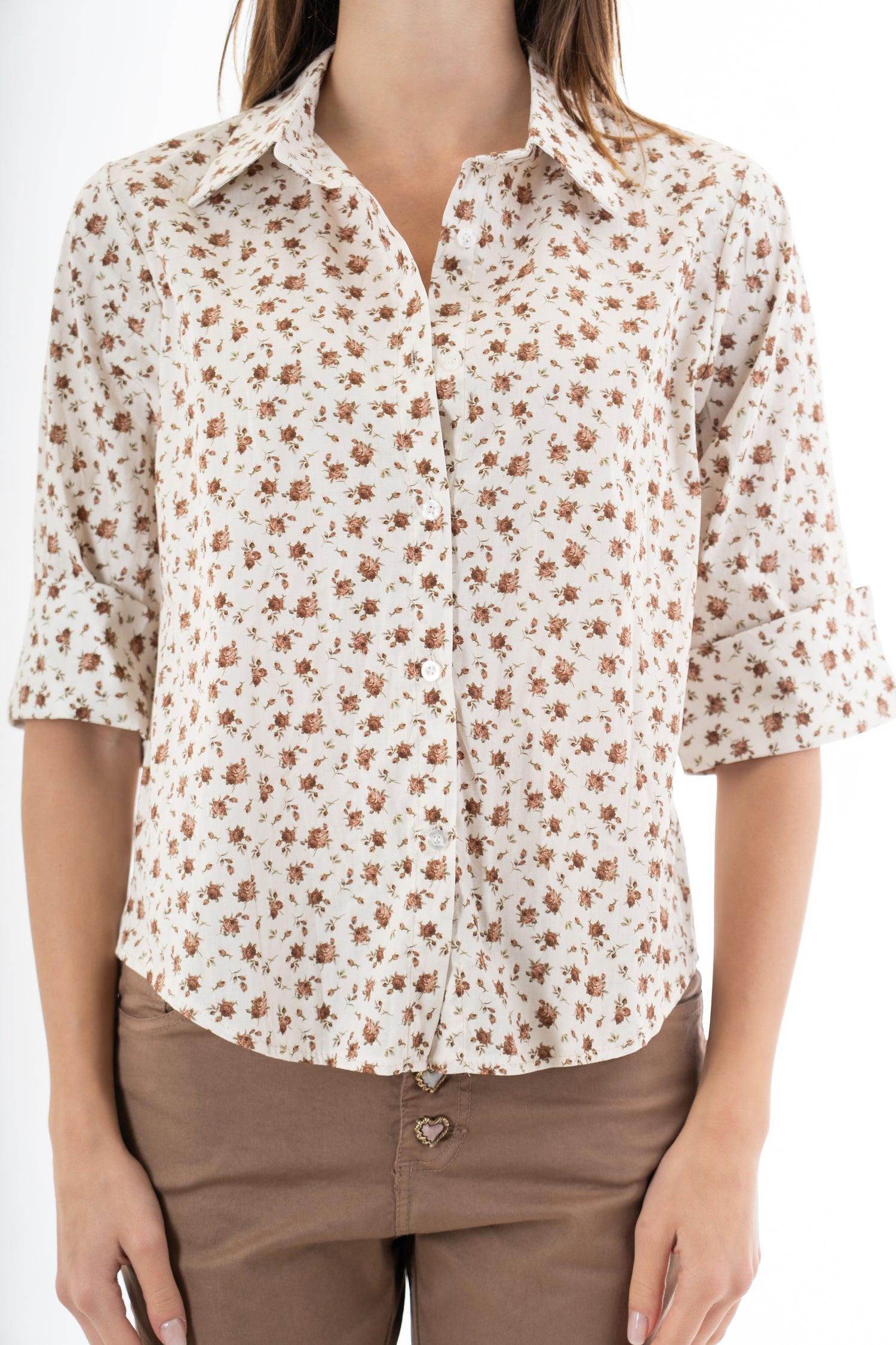 modella indossando Camicia in cotone 100% fantasia floreale provenzale con manica al gomito colore Marrone Unica