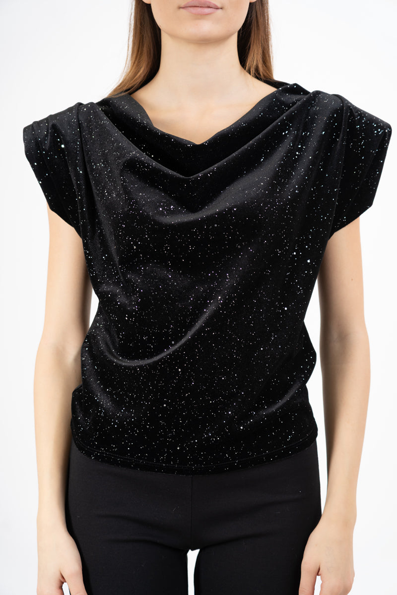 modella indossando Top velluto elasticizzato con scollo morbido e punti luce colore NERO Unica
