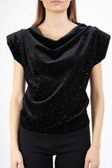 modella indossando Top velluto elasticizzato con scollo morbido e punti luce colore NERO Unica