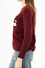 modella indossando Maglione girocollo “No vabbè” in misto lana ricamato colore